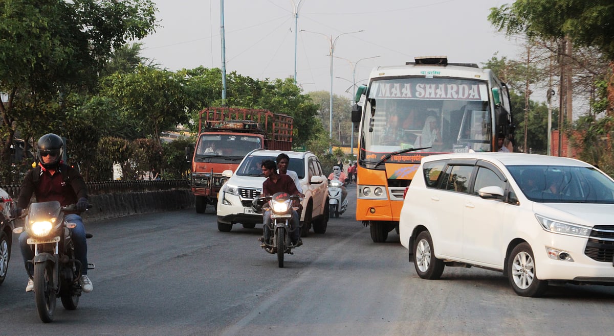 A tanker entering the ring road through a dangerous cut threatening life of others near Vishesh Jupiter Hospital 
Vishesh Jupiter Hospital Ring Road
